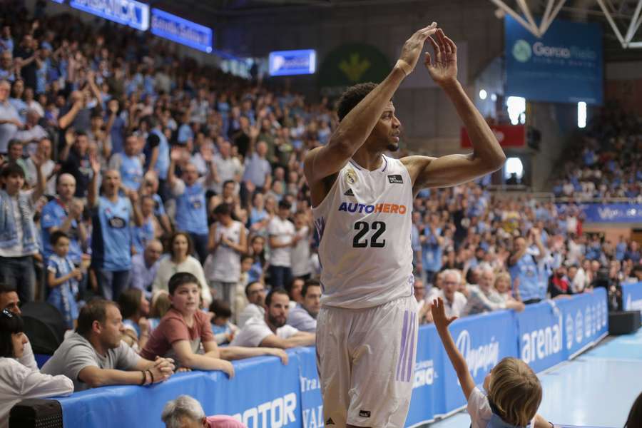 Walter Tavares aplaude durante un partido del Real Madrid.