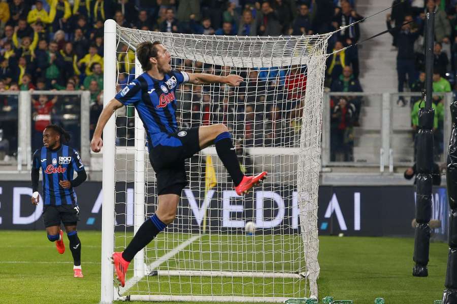 Marten de Roon viert zijn openingstreffer tegen Hellas Verona