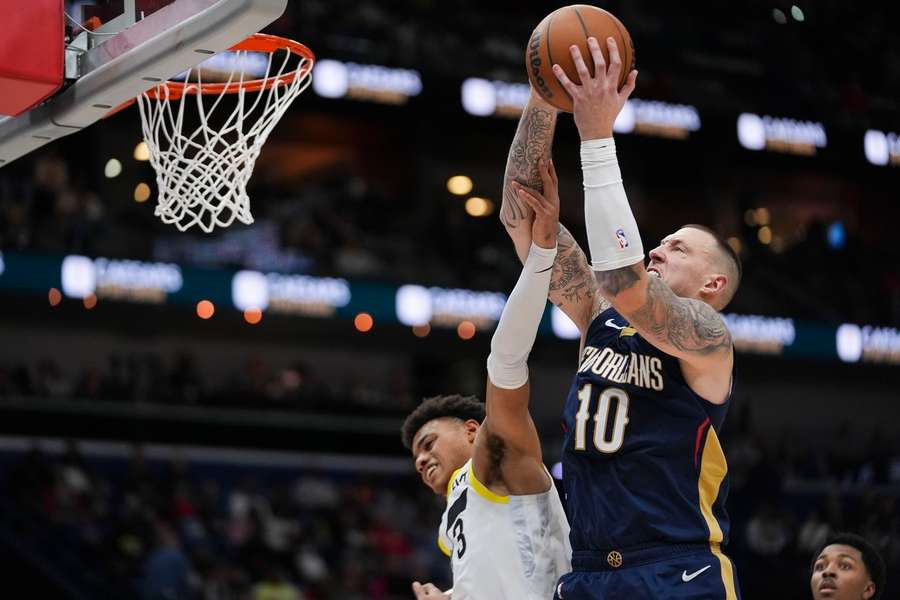 Theis (r.) geht gegen Keyonte George zum Korb