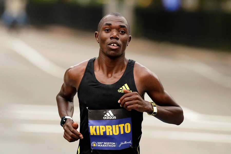 Kenya's Chepngetich, Kipruto cruise to victory in Chicago Marathon
