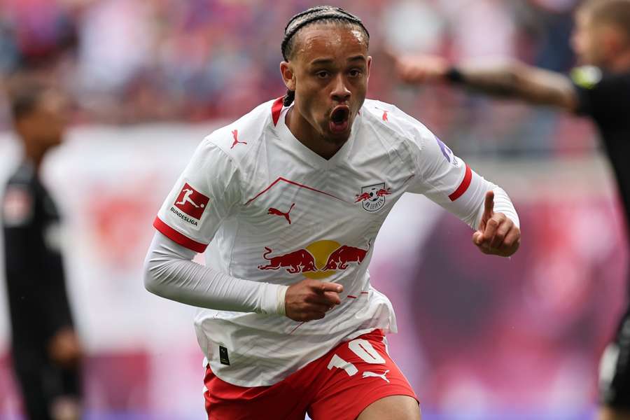 Přestupy ONLINE: Slavia podepsala Fullyho. AC Milán lovil v Brightonu. Chelsea lanaří Simonse