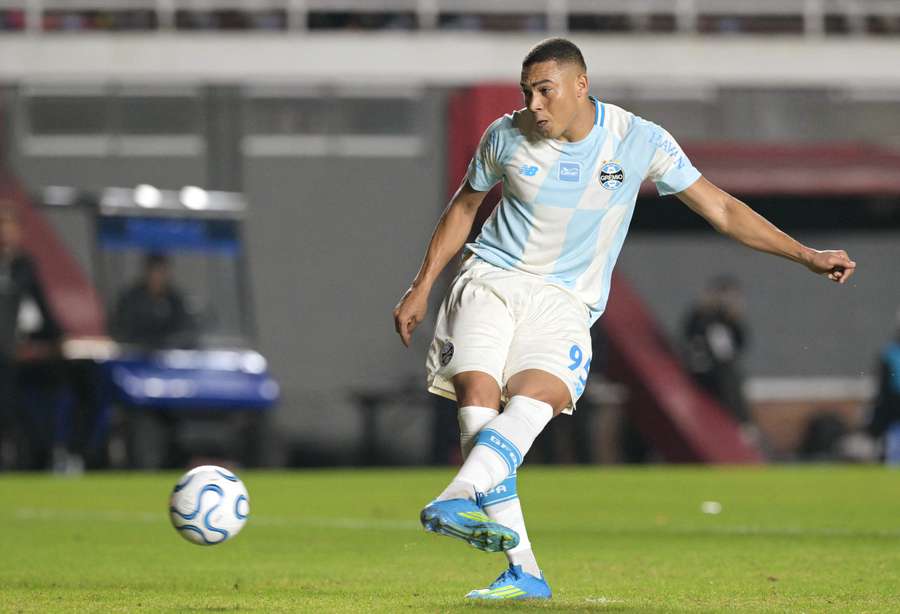 Carlos Vinícius converteu pênalti em Deportivo Riestra x Grêmio