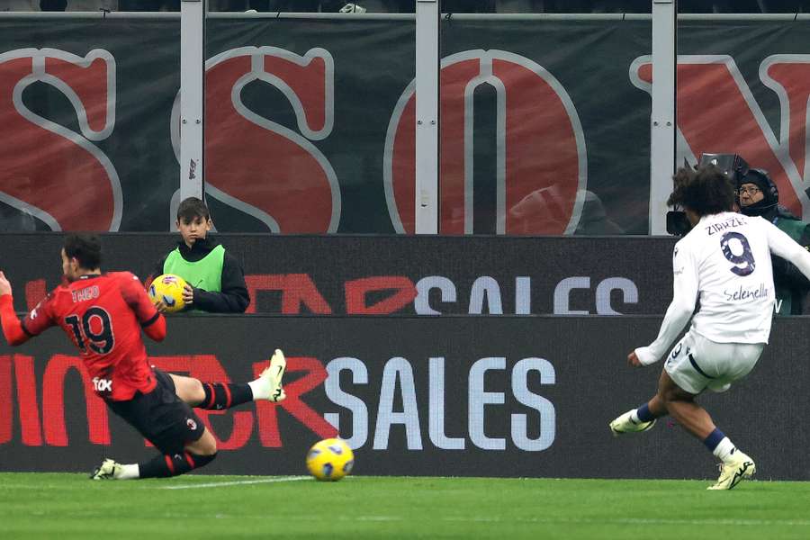Joshua Zirkzee scoort de openingstreffer tegen AC Milan