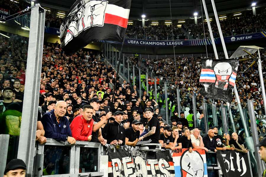 Aficionados del PSV en la grada visitante de la Juventus