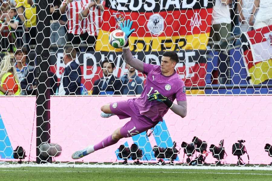 Orlando Gill detiene el penalti de Kai Havertz