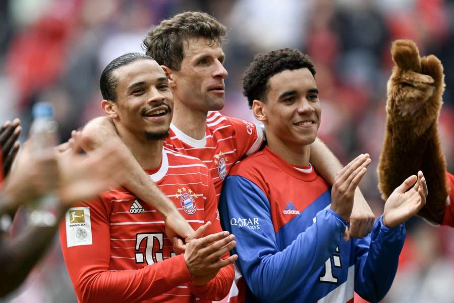 Leroy Sane, Thomas Muller en Jamal Musiala na de zege op Schalke 04