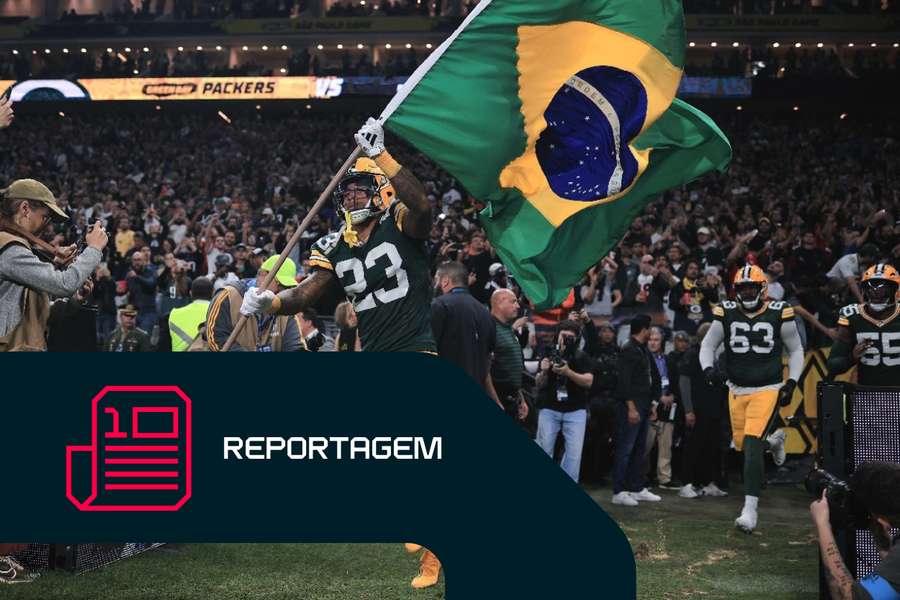 Evan Williams, do Green Bay Packers, entra em campo com a bandeira do Brasil