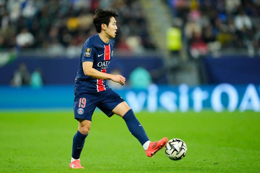 Lee Kang-in jugando un partido con el PSG