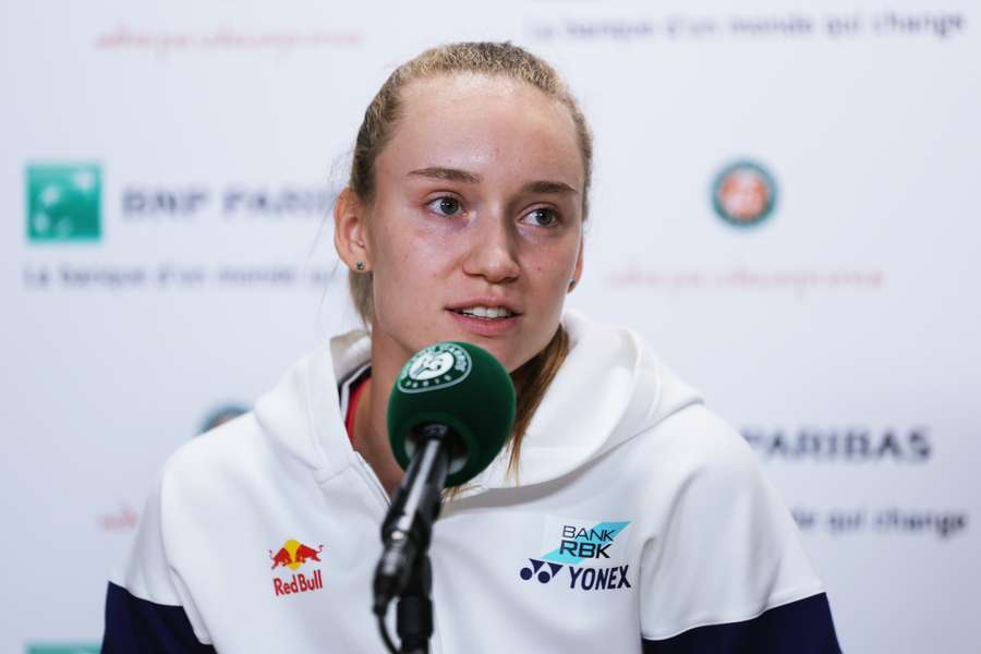 Elena Rybakina fala em coletiva de imprensa