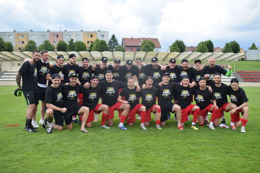 Hráči Kroměříže oslavují návrat do druhé ligy. 