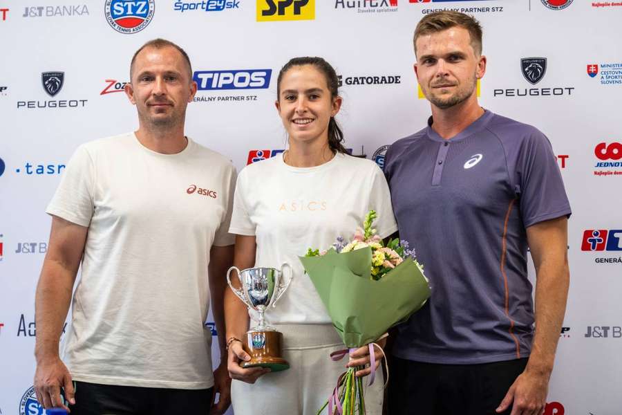 Kondičný tréner Kristián Cupák, Mia Pohánková a tréner Róbert Gašparetz. Kondičný tréner Kristián Cupák, Mia Pohánková a tréner Róbert Gašparetz.