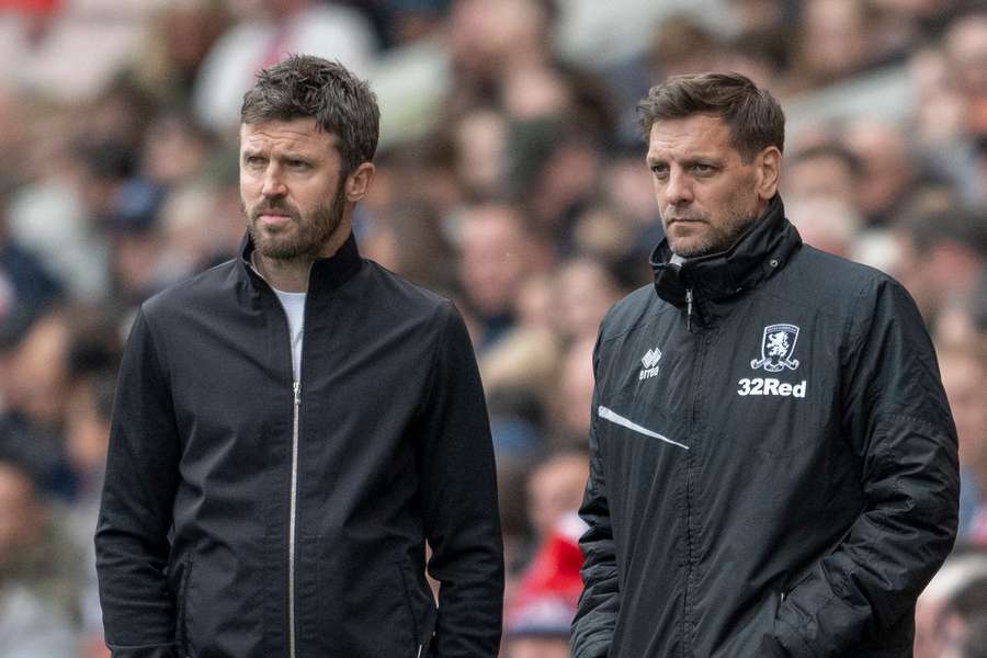 Michael Carrick (izquierda) y su ayudante Jonathan Woodgate fueron destituidos el miércoles.