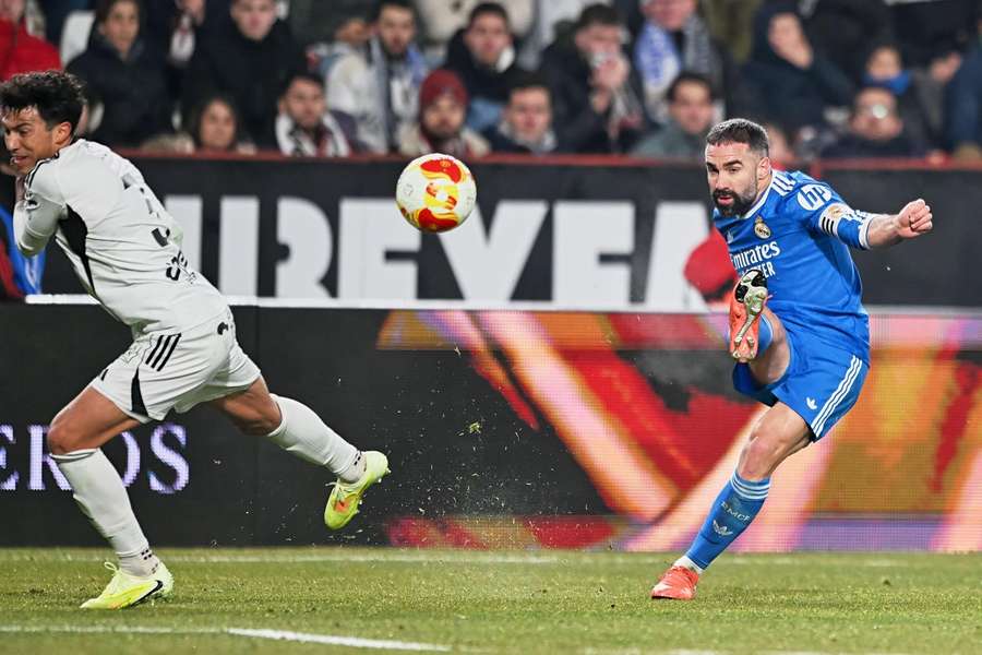 Dani Carvajal ejecuta un centro Dani Carvajal ejecuta un centro