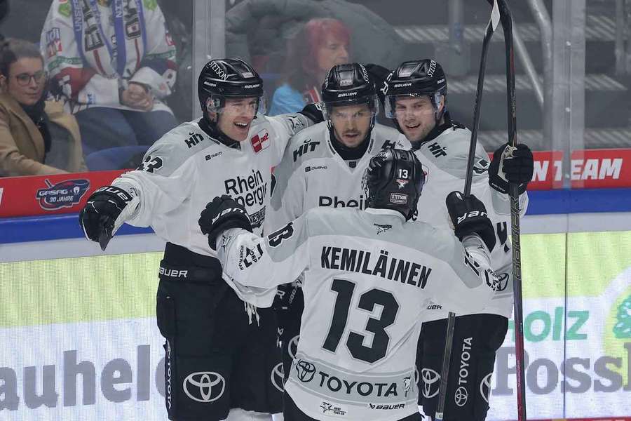 Die Haie zeigen Nervenstärke bei den Eisbären.