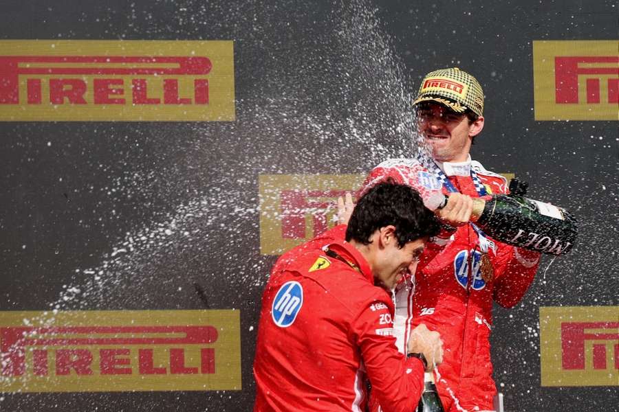 Charles Leclerc feiert mit Renningenieur Bryan Bozzi. Charles Leclerc feiert mit Renningenieur Bryan Bozzi.