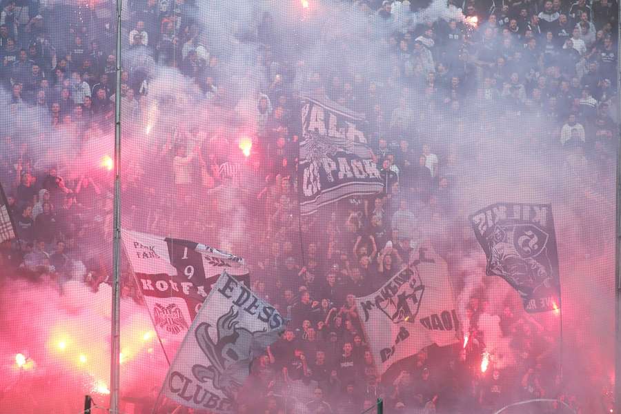 Fanii lui PAOK FC aprind rachete de semnalizare înainte de începerea meciului dintre PAOK și ARIS