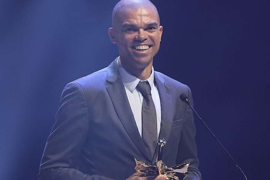 Pepe com o galardão de Dragão de Ouro