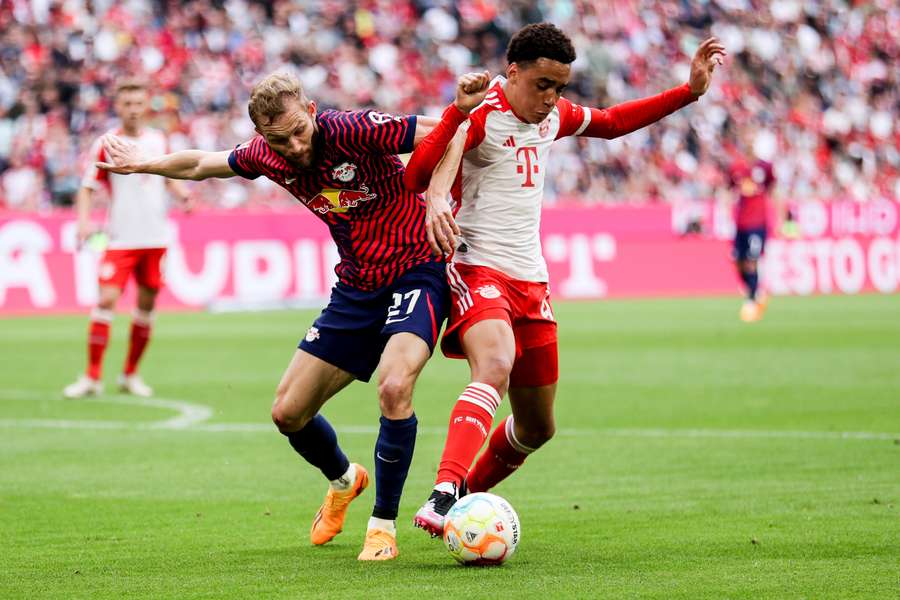 Jamal Musiala van Bayern in duel met Konrad Laimer van Leipzig