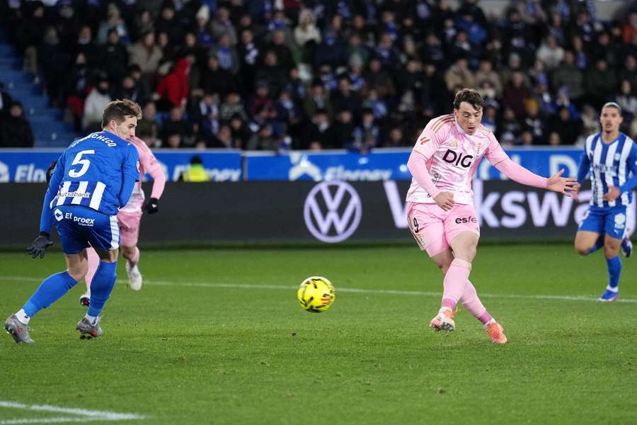 Federico Viñas, en el Alavés-Oviedo de la ida
