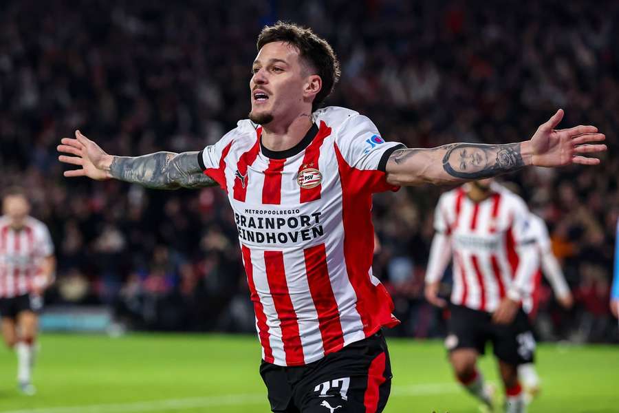 Dennis Man sărbătorește marcarea unui gol