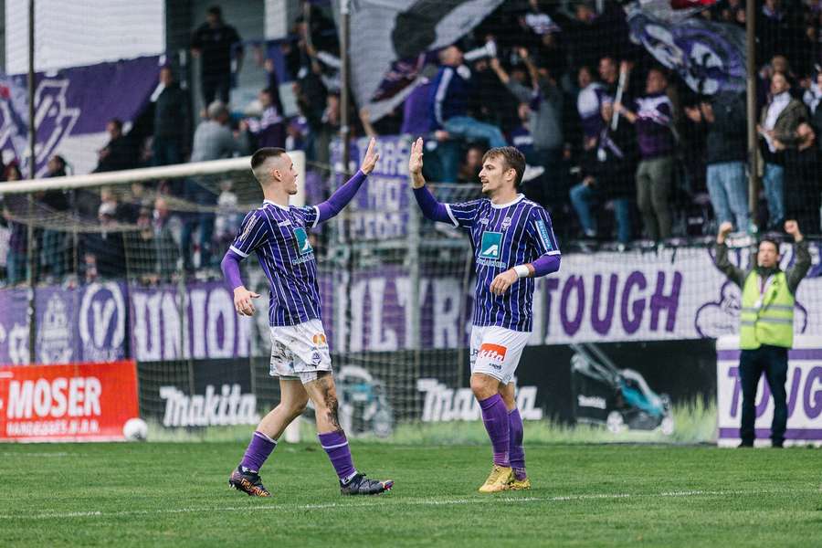 O roxo domina a camisola do SV Austria Salzburgo