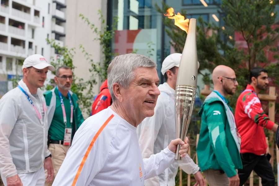 IOC-voorzitter Bach met de vlam