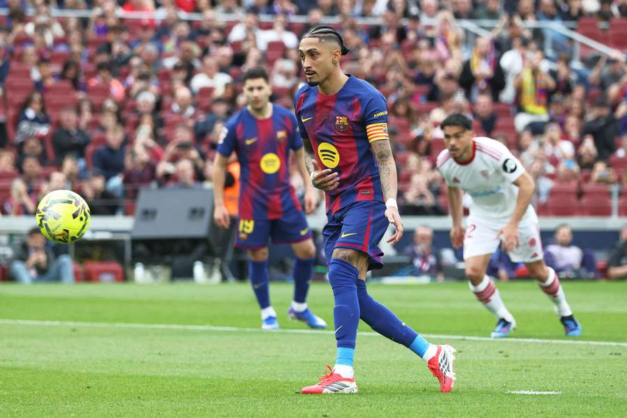 Rafinha, contra o Sevilla, cobrando pênalti de cavadinha.