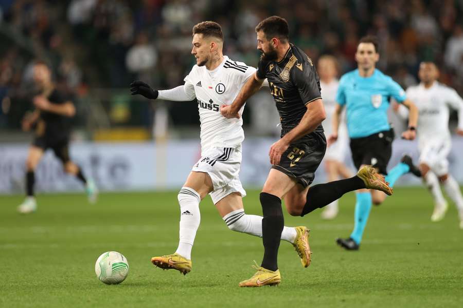 Ernest Muci (L) van Legia Warsaw in duel met Zrinjski's Slabodan Jakovljevic (R)