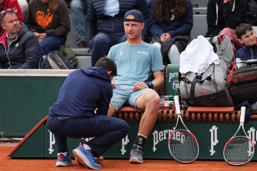Max Houkes primește îngrijiri medicale în preliminariile Roland Garros. Max Houkes primește îngrijiri medicale în preliminariile Roland Garros.
