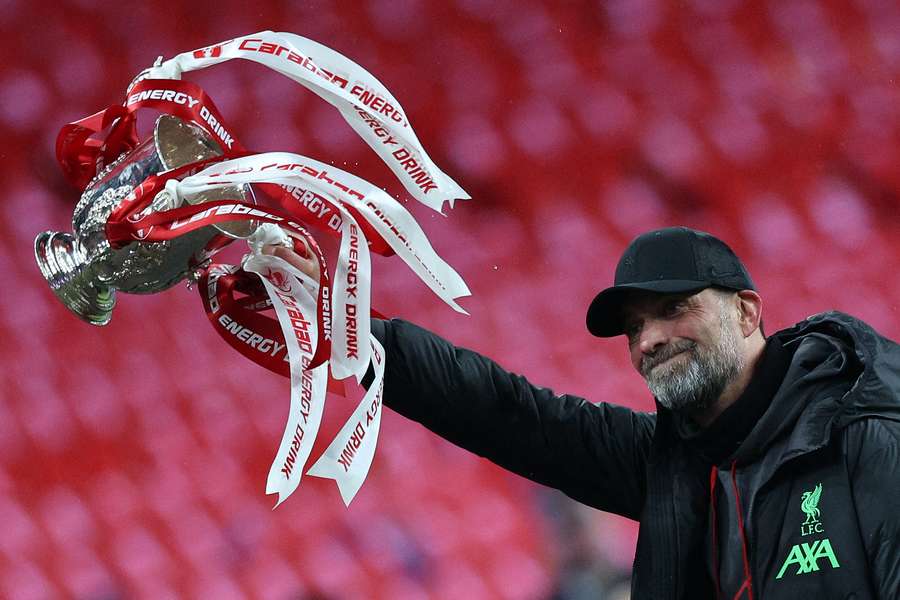 Jürgen Klopp jubler med trofæet efter finalen i den engelske ligacup mellem Chelsea og Liverpool.