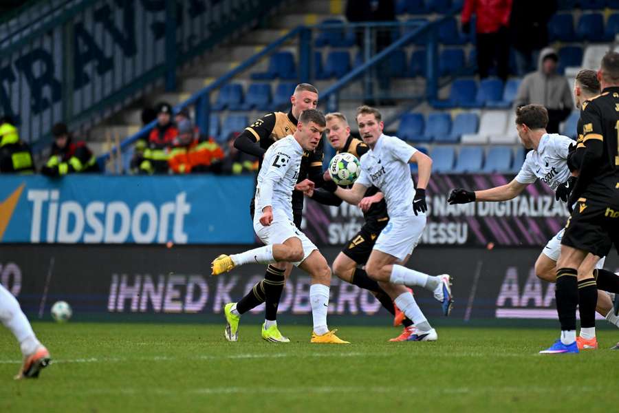 Chance Liga ONLINE: Pardubice padly s Jabloncem, hraje se šlágr v Liberci a Sparta s Hradcem
