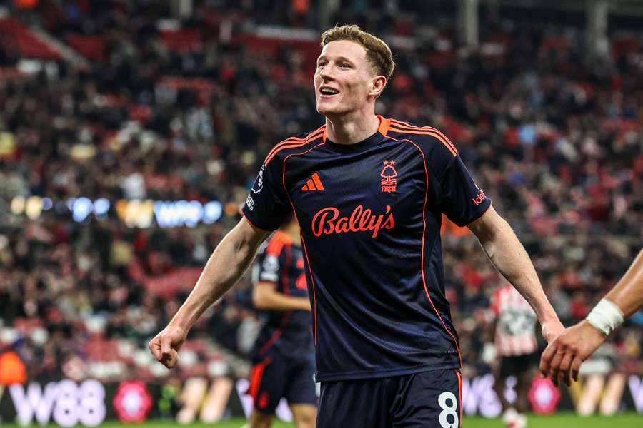 Elliot Anderson con la maglia del Nottingham Forest