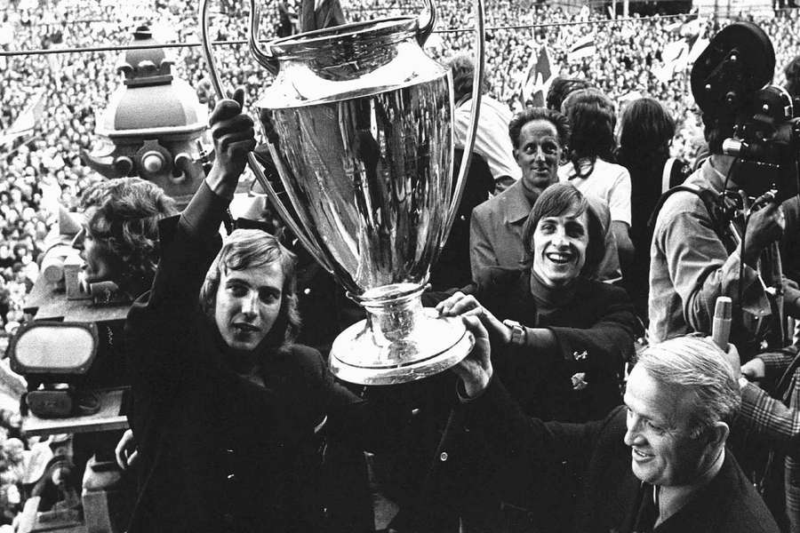 Johan Neeskens (L) en Johan Cruijff tillen de Champions League-trofee op in 1972.