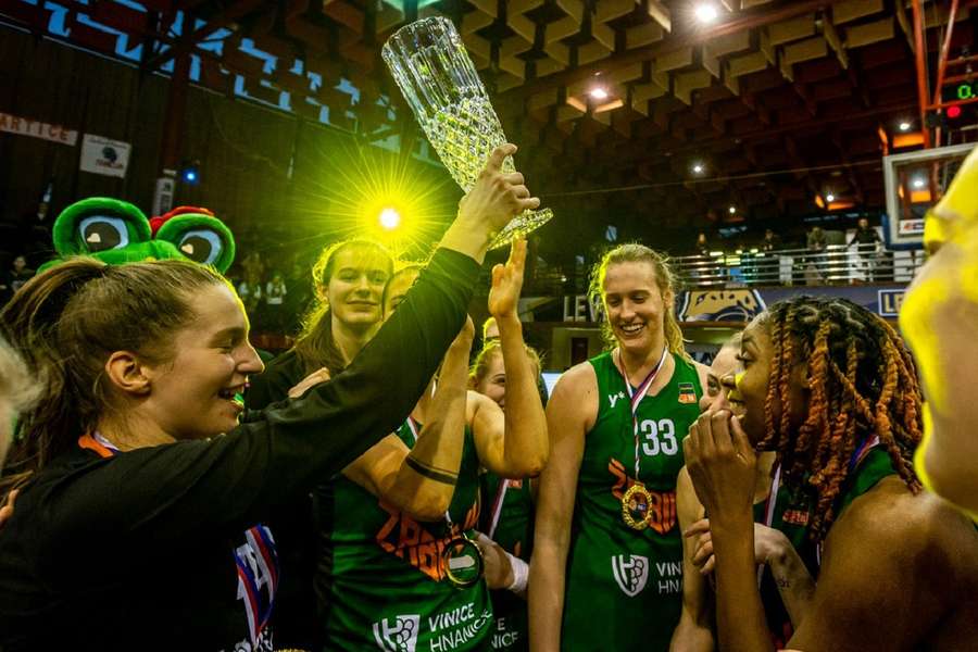 Basketbalistky Žabin Brno slaví zisk Českého poháru podruhé v řadě.