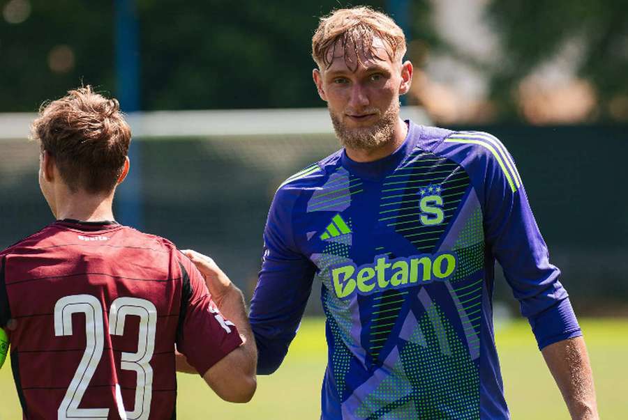 Brankář Sparty Filip Nalezinek dostal svolení začít přípravu s Budějovicemi