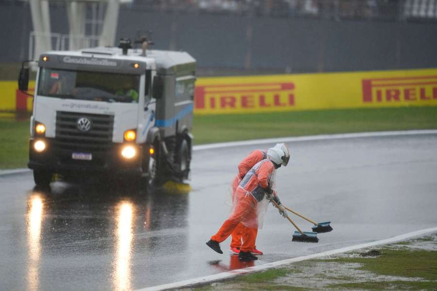 Regn udsætter lørdagens Formel 1-kvalifikation