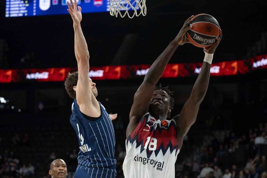 Khalifa Diop intenta anotar ante la presencia de Sehmus Hazer