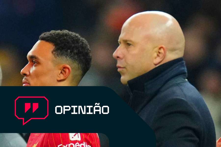 Trent Alexander-Arnold ao lado do treinador do Liverpool, Arne Slot