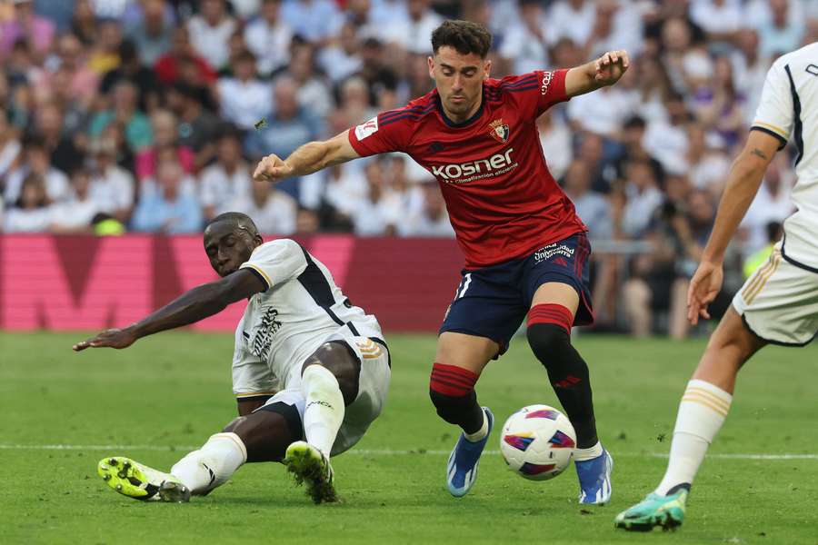 Duel din partida Osasunei cu Real Madrid de pe Santiago Bernabeu