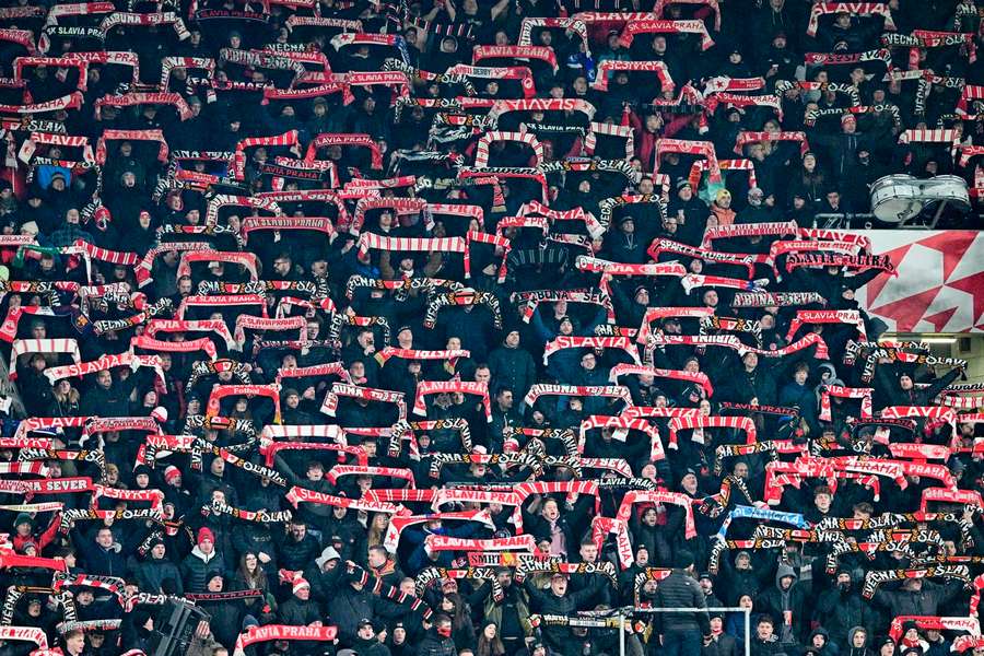 Fanúšikovia Slavie zavarili svojmu klubu. Fanúšikovia Slavie zavarili svojmu klubu.