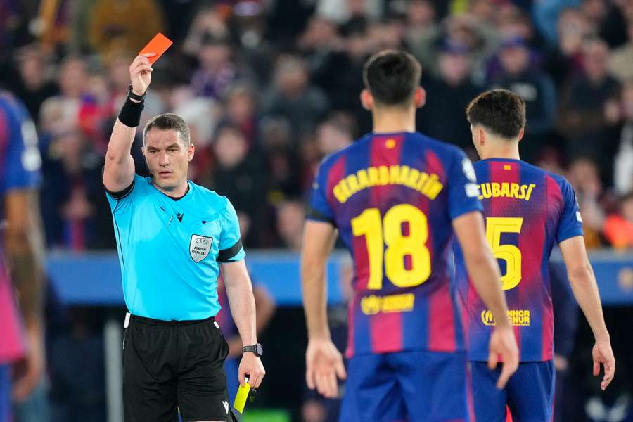 Cubarsí é expulso de campo após revisão do VAR