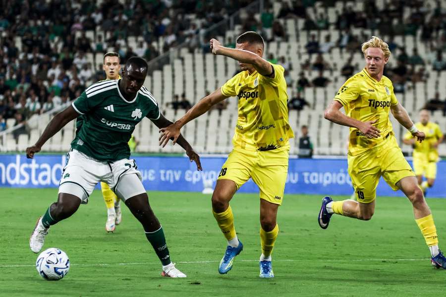 Za Panathinaikos se dvakrát trefil Tetteh (vlevo). Za Panathinaikos se dvakrát trefil Tetteh (vlevo).