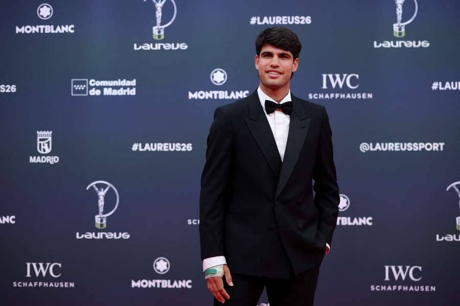 Carlos Alcaraz, en los Premios Laureus, con la férula en su mano derecha