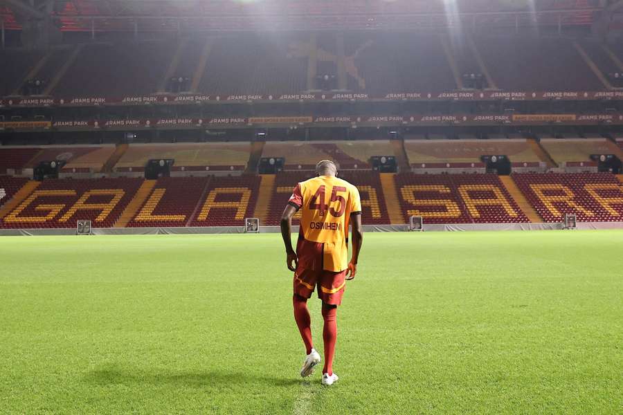 Victor Osimhen údajně kývl Galatasarayi. Přestupu ale zatím brání Neapol