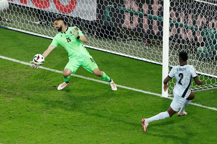 Giorgi Mamardashvili verslaat Nélson Semedo tijdens Georgië-Portugal (2-0)