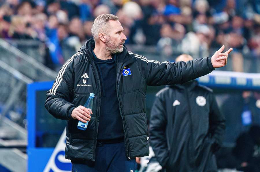 Walter in the dugout for Hamburg