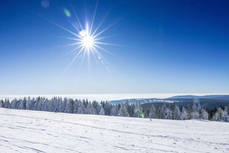 In Oberwiesenthal scheint die Sonne - zum Leidwesen der Skicross-Szene.