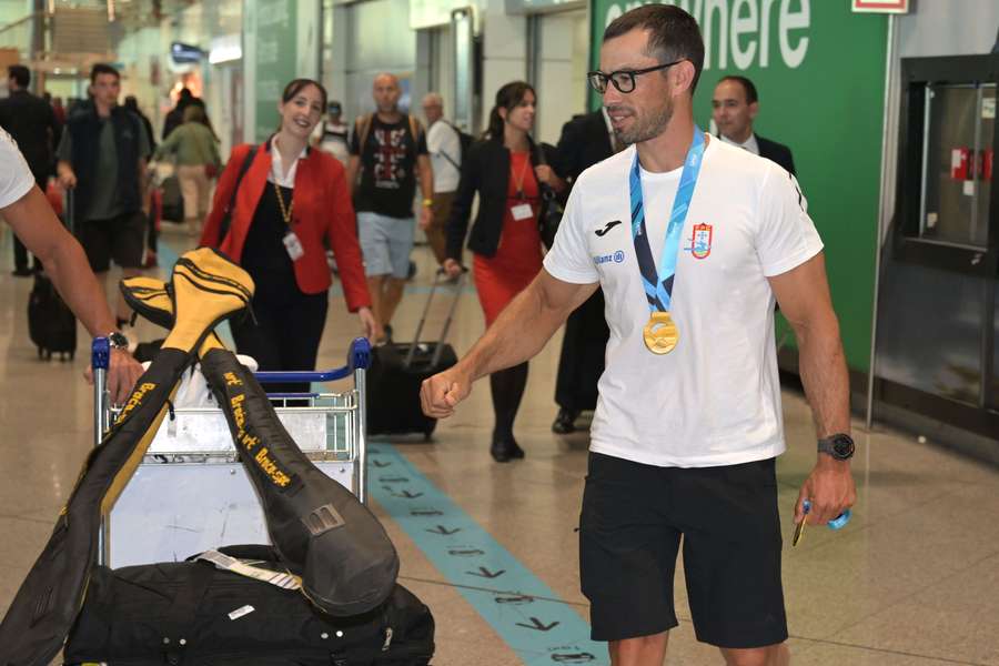 Fernando Pimenta na chegada ao aeroporto do Porto