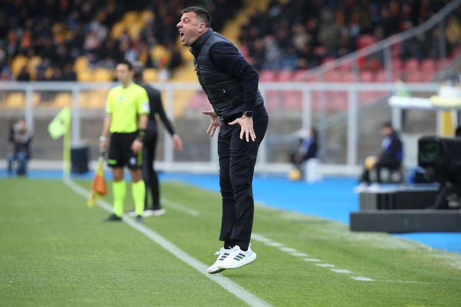 El entrenador del Lecce, exaltado en la banda