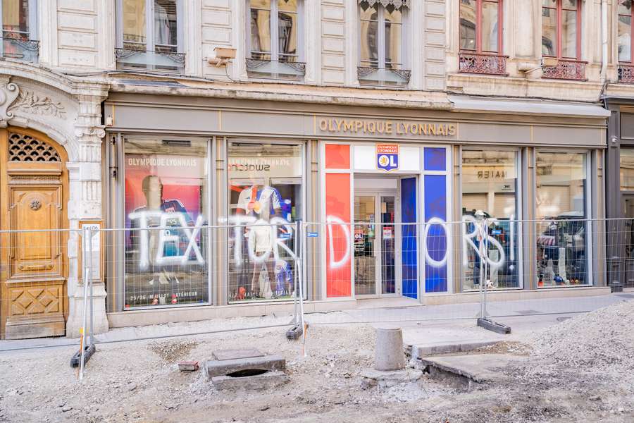 Textor foi alvo de protesto da torcida do Lyon